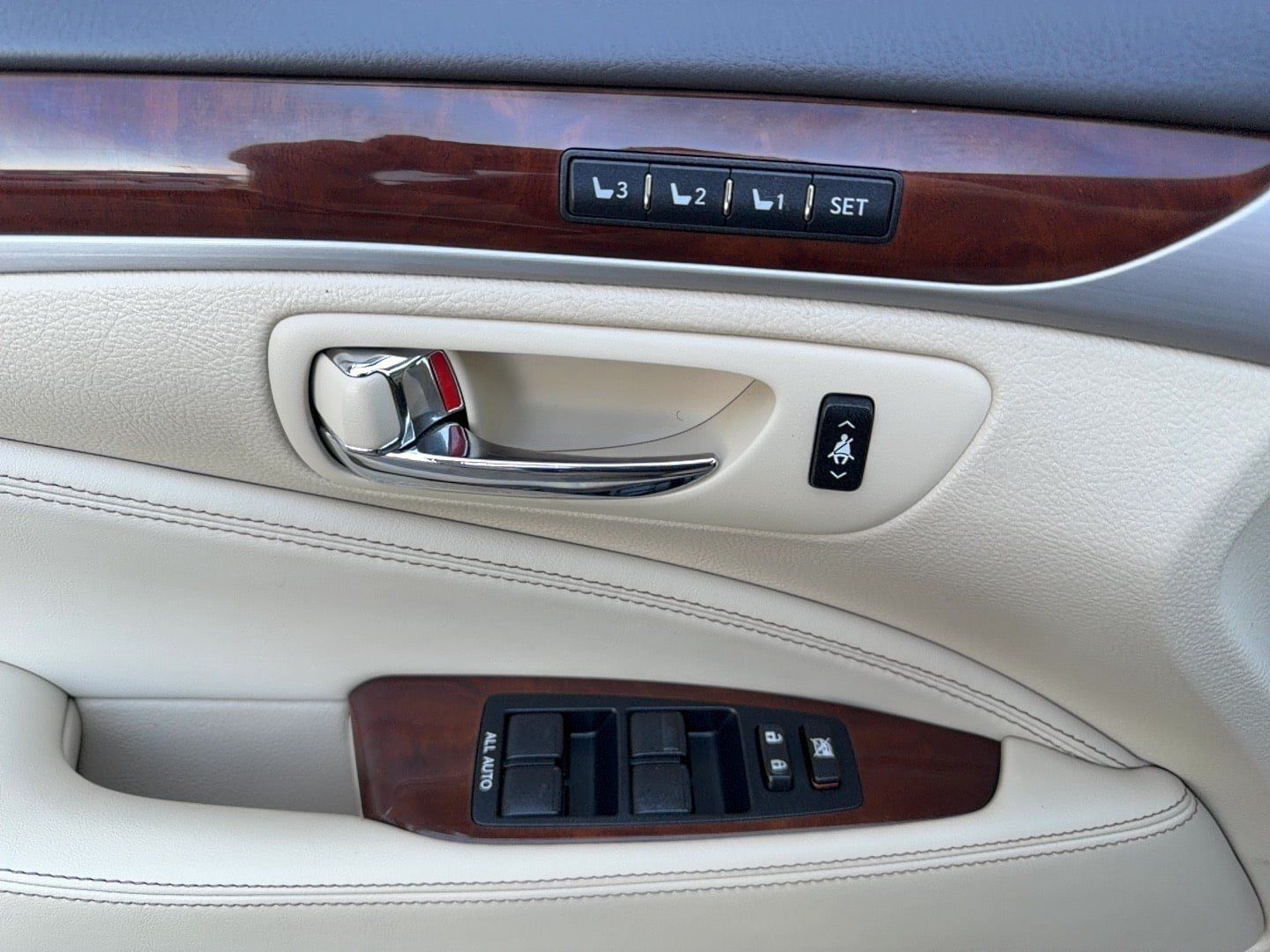 Used 2013 Lexus LS 460 L w/ All-Weather Pkg RWD image 15