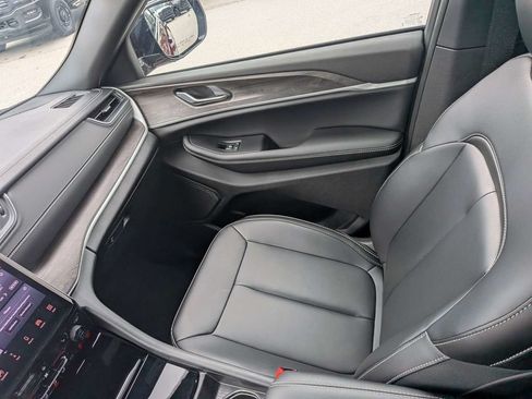 Used 2025 Jeep Grand Cherokee Limited AWD/4WD image 16