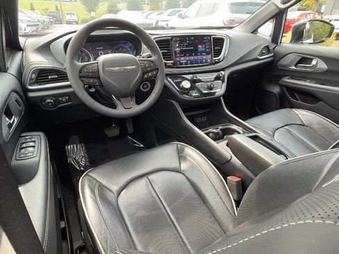 Used 2025 Chrysler Pacifica Limited FWD image 25