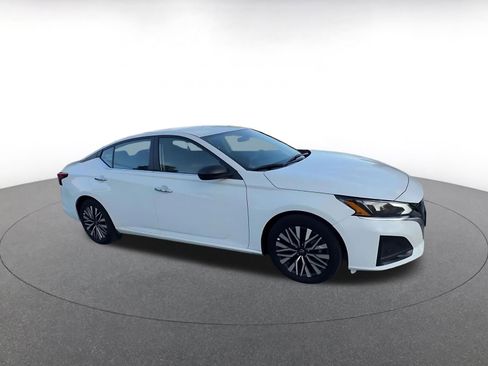 Used 2025 Nissan Altima 2.5 SV image 2