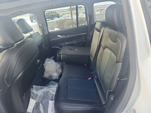 New 2022 Jeep Grand Cherokee Limited 4xe image 13