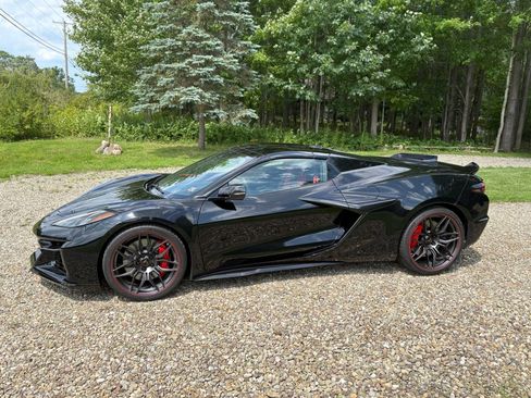 Used 2024 Chevrolet Corvette Z06 RWD image 6