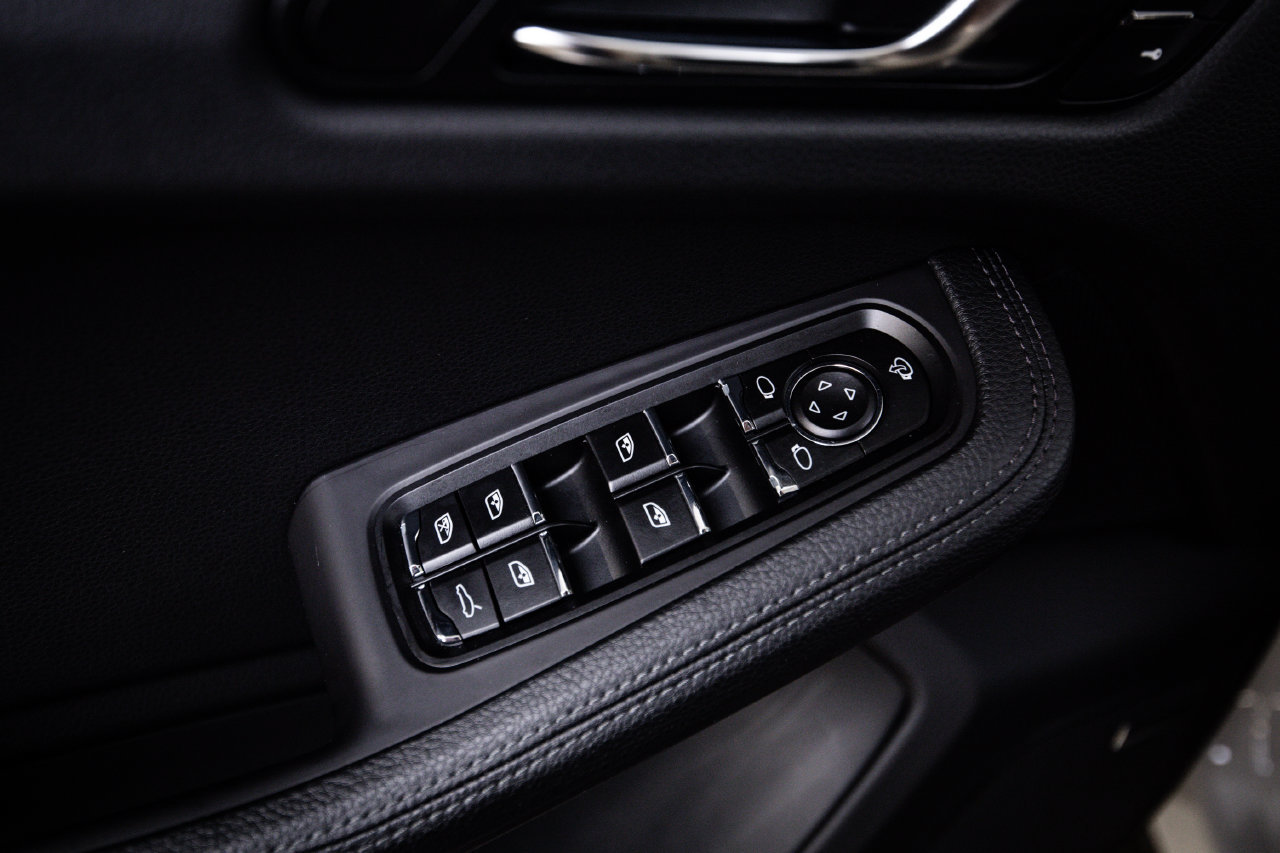 Certified 2025 Porsche Macan AWD/4WD image 21