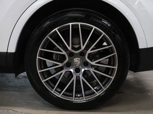 Used 2022 Porsche Cayenne Platinum Edition AWD/4WD image 38