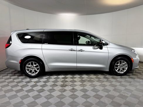Used 2024 Chrysler Pacifica Touring-L image 6