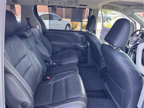 Used 2017 Toyota Sienna SE w/ SE Preferred Package FWD image 14