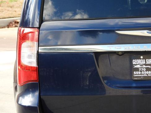 Used 2014 Chrysler Town & Country Touring-L image 12