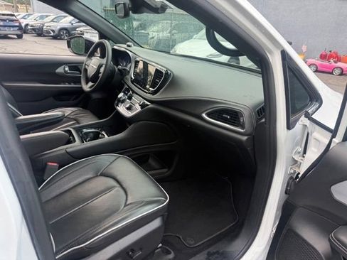 Used 2025 Chrysler Pacifica Limited FWD image 7