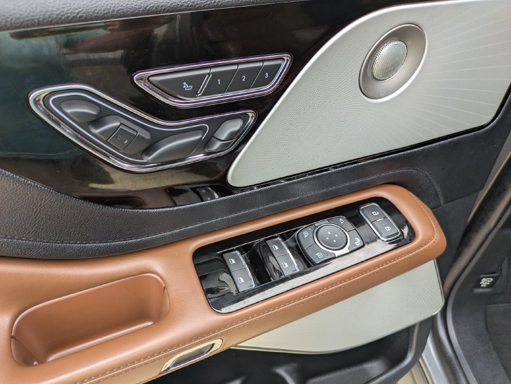 Used 2023 Lincoln Aviator Reserve w/ Equipment Group 201A RWD image 6
