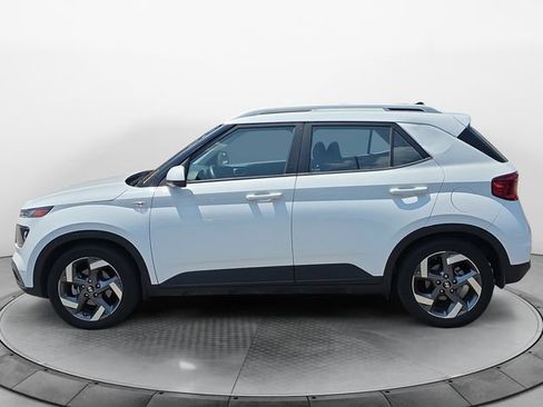 Used 2022 Hyundai Venue SEL FWD image 2