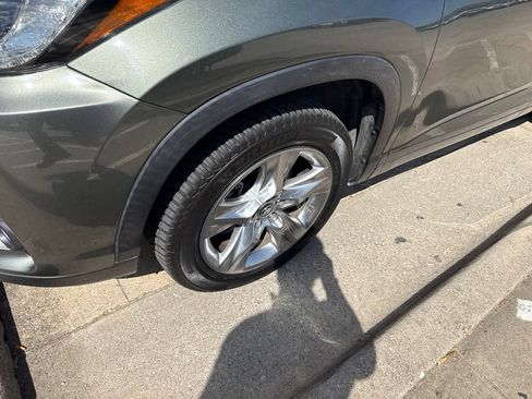 Used 2019 Toyota Highlander Limited FWD image 2