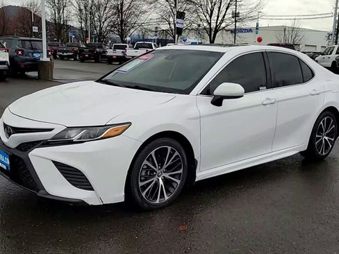 Used 2019 Toyota Camry SE image 4