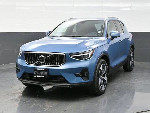 Used 2025 Volvo XC40 B5 Plus image 2