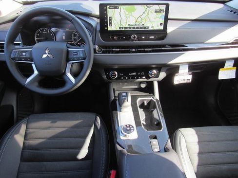 New 2025 Mitsubishi Outlander SE image 10