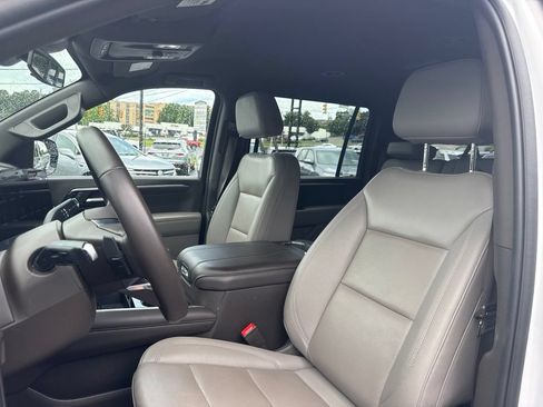 Used 2025 Chevrolet Suburban LT RWD image 13