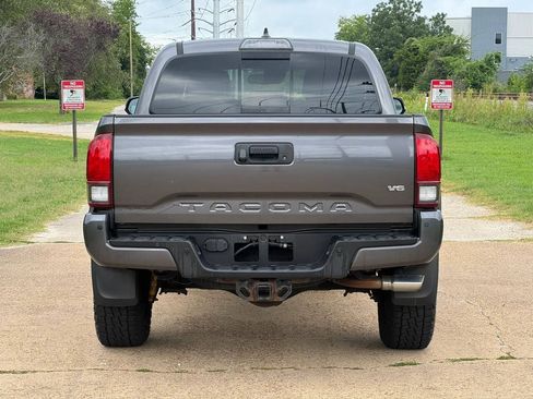 Used 2019 Toyota Tacoma TRD Off-Road w/ TRD Premium Off Road Package AWD/4WD image 4
