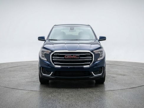 Used 2024 GMC Terrain SLE image 2