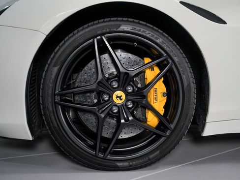 Used 2016 Ferrari California T RWD image 17
