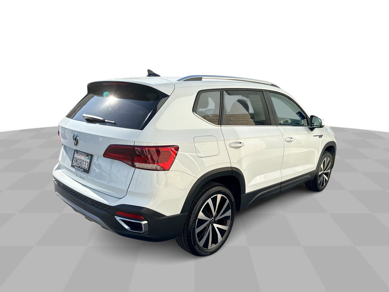 Used 2024 Volkswagen Taos SE w/ Panoramic Sunroof Package FWD image 8