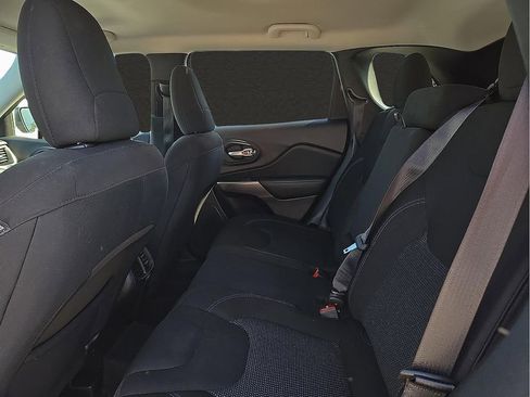 Used 2021 Jeep Cherokee Latitude w/ Mopar Interior Package FWD image 9