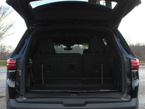 Used 2023 Chevrolet Traverse LT image 11