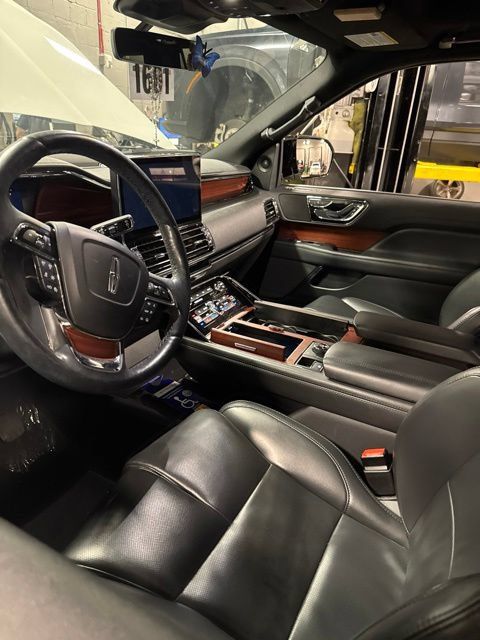 Used 2024 Lincoln Navigator Premiere AWD/4WD image 2