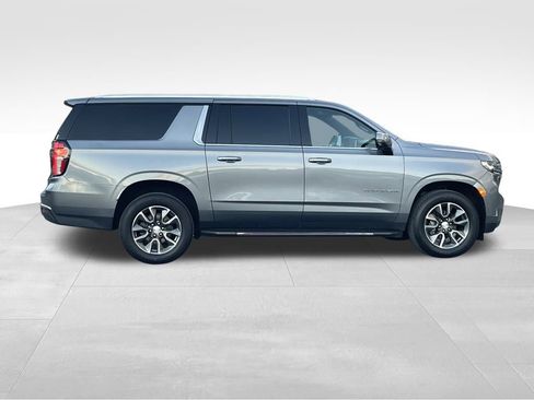 Used 2022 Chevrolet Suburban LT w/ LT Signature Package image 3