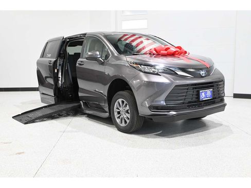 Used 2023 Toyota Sienna LE FWD image 2