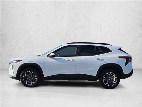 Used 2025 Chevrolet Trax LT FWD image 8