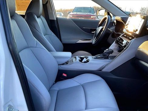 Used 2022 Toyota Venza XLE image 22