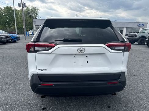 Used 2021 Toyota RAV4 LE AWD/4WD image 4
