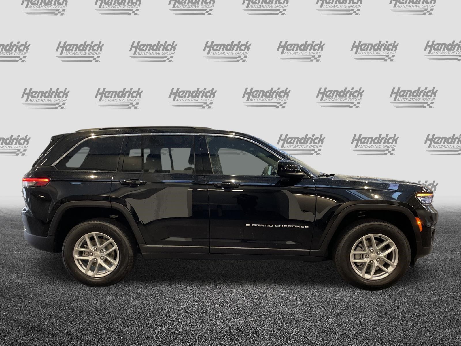 Used 2025 Jeep Grand Cherokee Laredo w/ Luxury Tech Group I RWD image 11