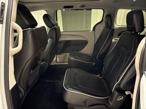 Used 2024 Chrysler Pacifica Limited image 25