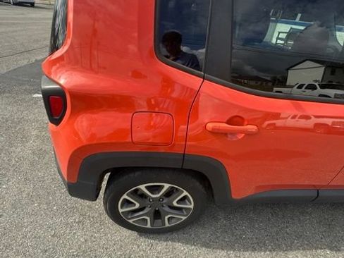 Used 2016 Jeep Renegade Latitude FWD image 23