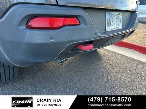 Used 2018 Jeep Cherokee Trailhawk w/ Comfort/Convenience Group image 14