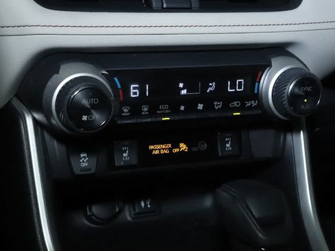 Used 2019 Toyota RAV4 XLE w/ Convenience Package FWD image 27