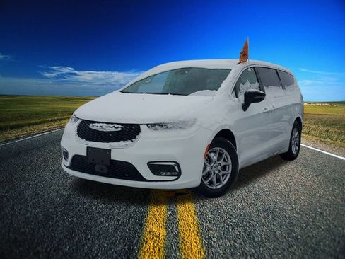 Certified 2024 Chrysler Pacifica Touring-L image 34