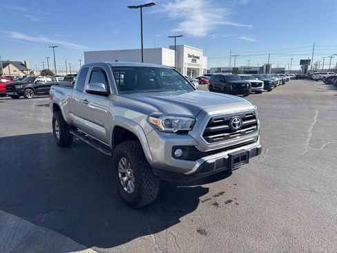 Used 2017 Toyota Tacoma SR5 w/ SR5 Appearance Package (SM) image 3