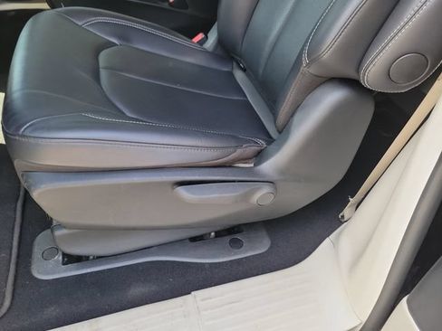 Used 2024 Chrysler Pacifica Limited FWD image 31