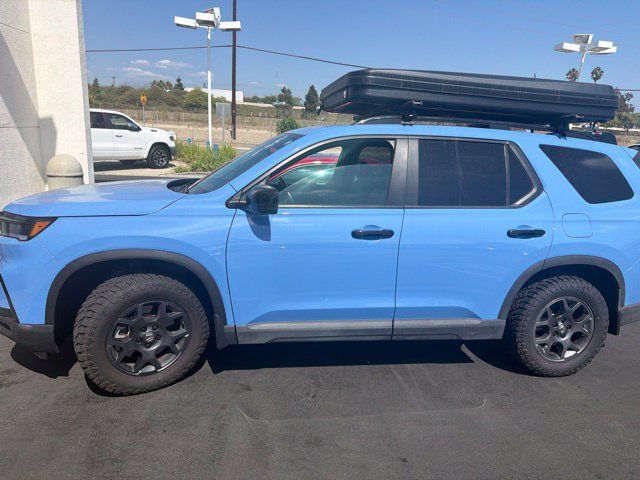 Used 2025 Honda Pilot TrailSport image 2