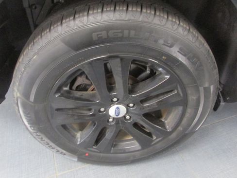 Used 2018 Ford Explorer XLT w/ Equipment Group 202A AWD/4WD image 16