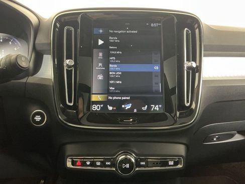 Used 2020 Volvo XC40 T4 Momentum image 12