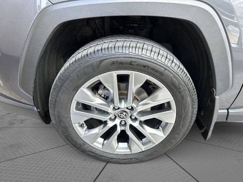 Used 2022 Toyota RAV4 XLE Premium image 5