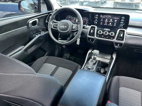 Used 2023 Kia Sorento LX FWD image 9