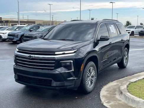 Used 2025 Chevrolet Traverse LT w/ Driver Confidence Package FWD image 3