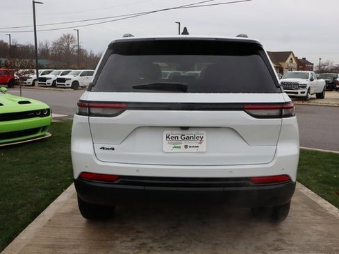 New 2025 Jeep Grand Cherokee Altitude image 28