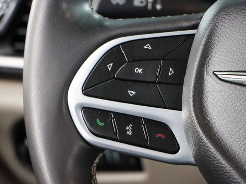 Used 2023 Chrysler Pacifica Touring-L image 13