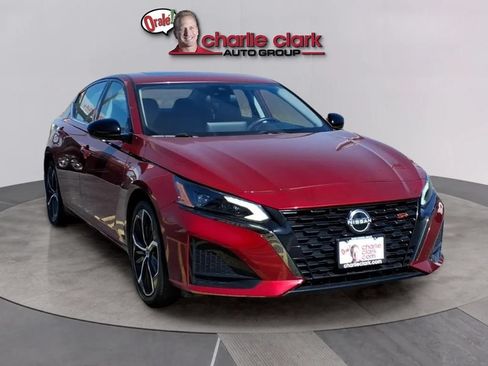 Used 2023 Nissan Altima 2.5 SR w/ SR Premium Package FWD image 7