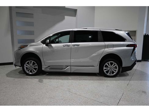 Used 2024 Toyota Sienna Platinum FWD image 9
