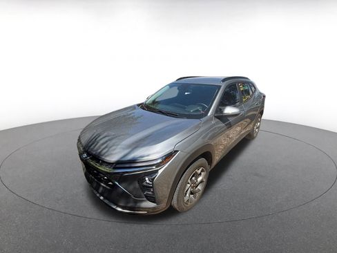 Used 2025 Chevrolet Trax LT w/ LT Convenience Package image 3